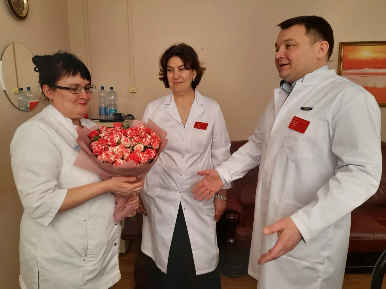 В поликлинике на улице Краснопрудной чествовали фельдшера - участницу специальной военной операции