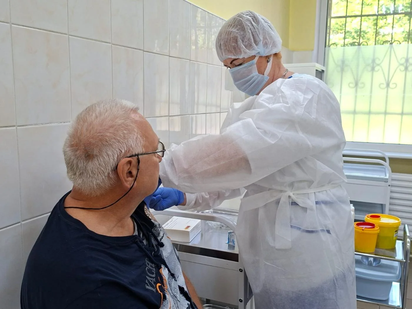 В течение первой недели специалисты Городской больницы № 4 привили от гриппа около пяти тысяч человек