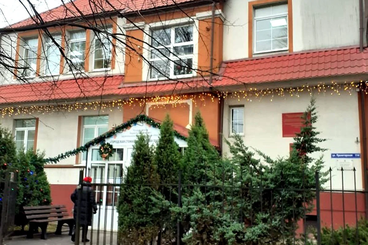 В Городской стоматологической поликлинике впервые в регионе установили скамью из переработанных бахил