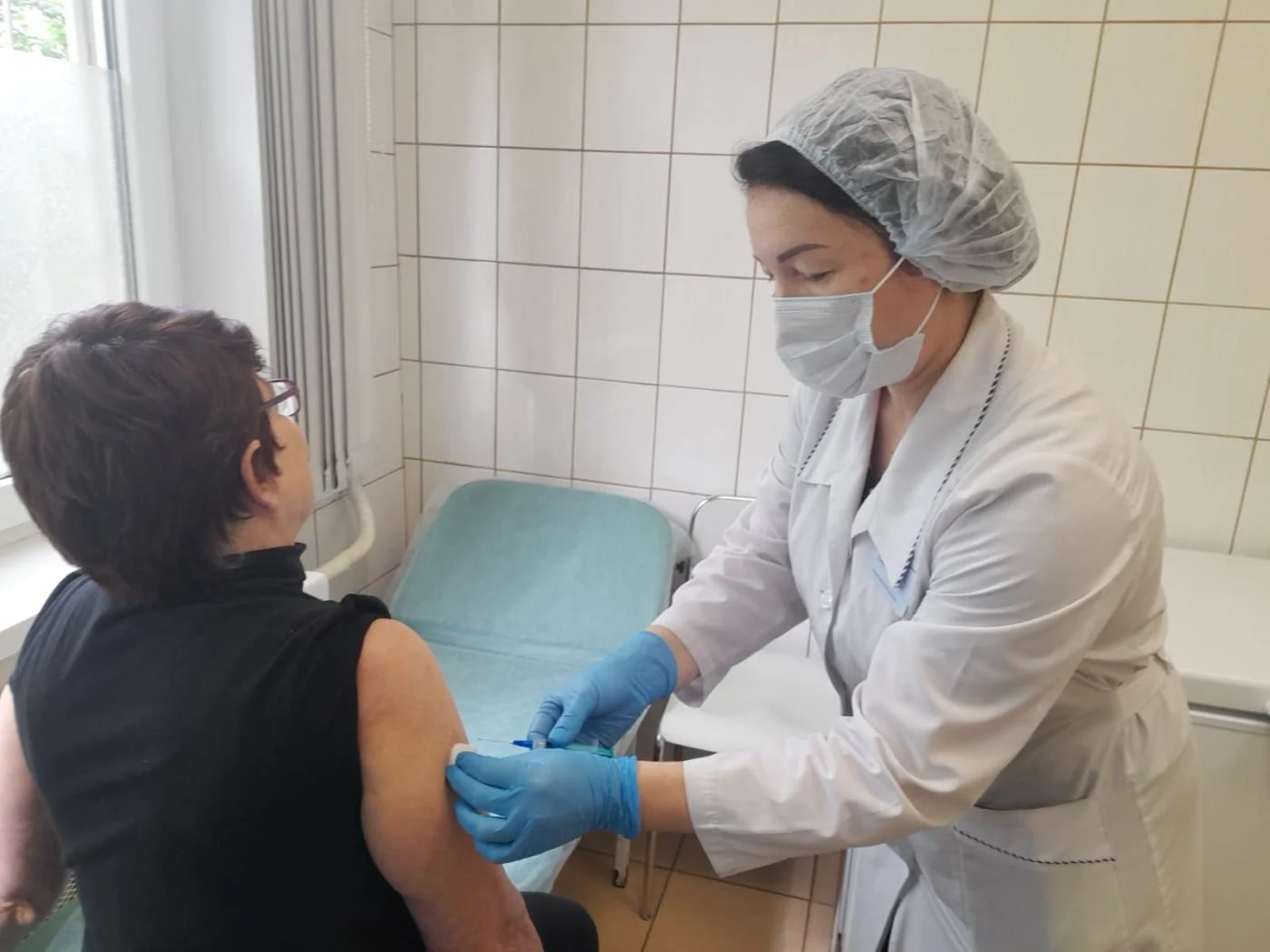 Более трехсот пациентов привили с начала года от клещевого энцефалита в поликлинике на улице А. Невского 