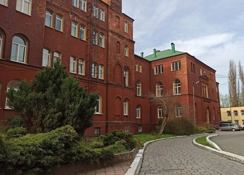 Медальоны с горельефами над входом в поликлинику на Больничной: кому они посвящены 