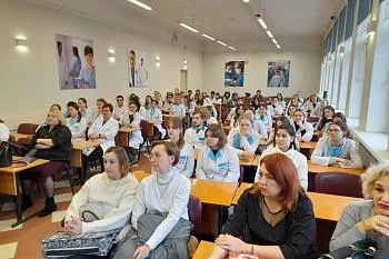 Старшие медсестры четвертой городской больницы встретились со своими будущими коллегами