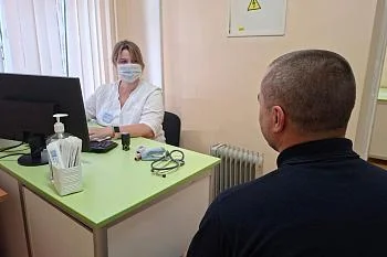 Врачи кабинета для температурящих пациентов продолжают вести прием и в летний период