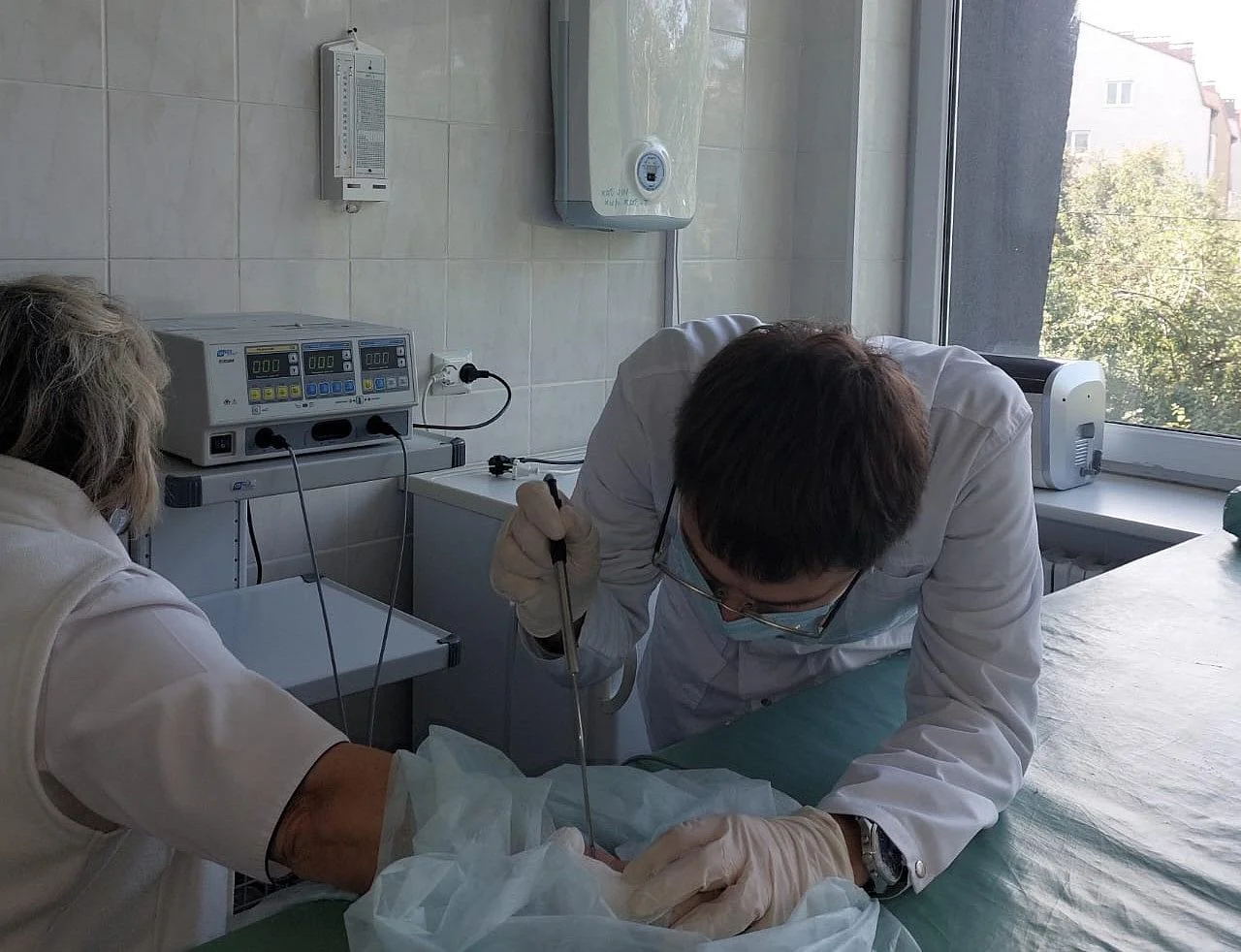 Больше ста пациентов ежемесячно получают помощь в Пионерском благодаря новому электрохирургическому аппарату Больше ста пациентов ежемесячно получают помощь в Пионерском благодаря новому электрохирургическому аппарату