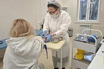 В двух процедурных кабинетах на Горького принимают порядка ста сорока человек в день В двух процедурных кабинетах на Горького принимают порядка ста сорока человек в день