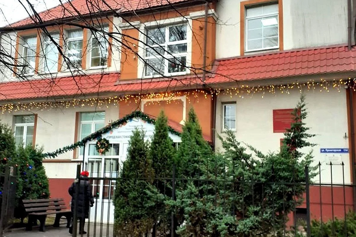 В Городской стоматологической поликлинике впервые в регионе установили скамью из переработанных бахил В Городской стоматологической поликлинике впервые в регионе установили скамью из переработанных бахил