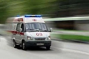 Скорая помощь оперативно выехала на место трагедии к обрушившимся опорам Берлинского моста