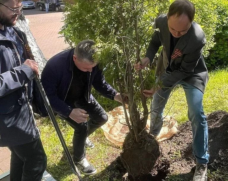 Сотрудники регионального минздрава и главные врачи лечебных учреждений заложили «Сад Победы» в Калининграде Сотрудники регионального минздрава и главные врачи лечебных учреждений заложили «Сад Победы» в Калининграде