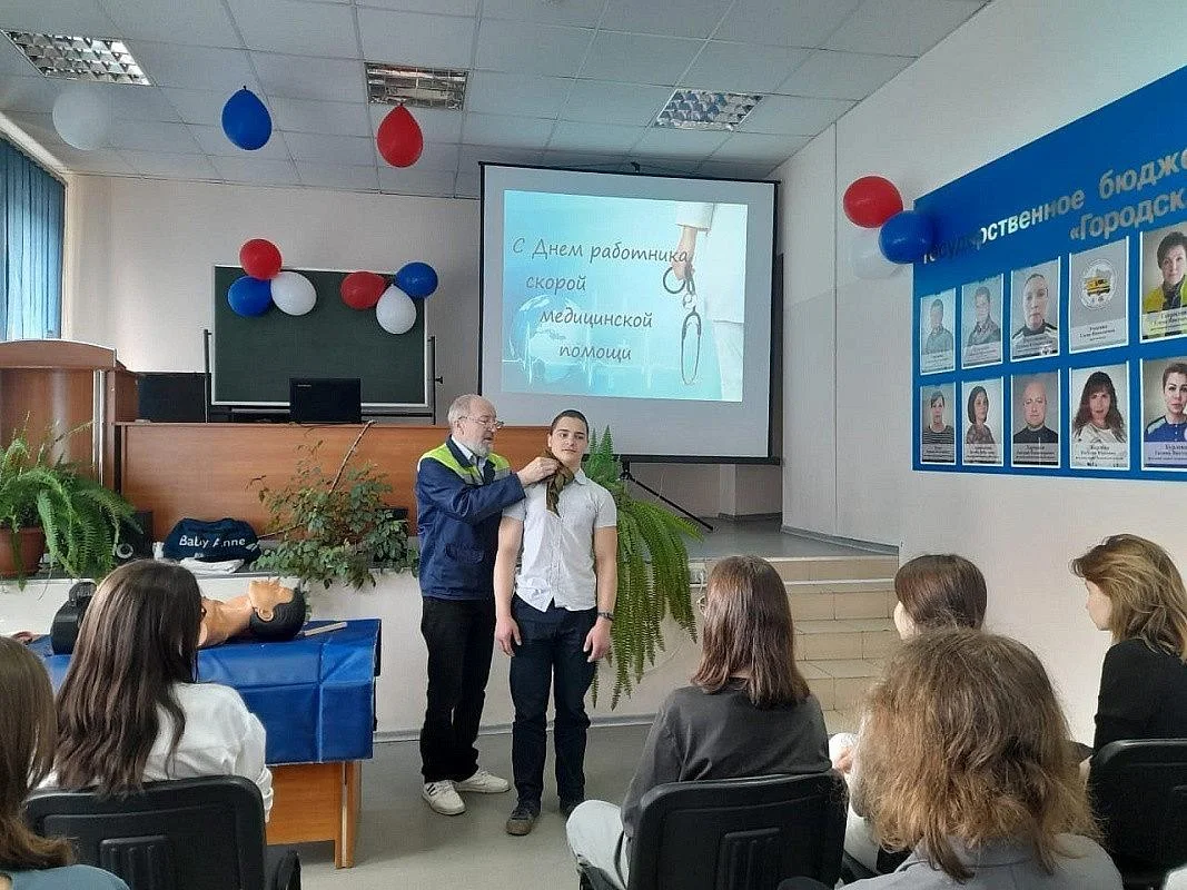 Около шестидесяти школьников пришли на день открытых дверей к сотрудникам службы скорой медицинской помощи Около шестидесяти школьников пришли на день открытых дверей к сотрудникам службы скорой медицинской помощи