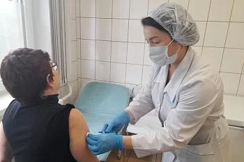 Более трехсот пациентов привили с начала года от клещевого энцефалита в поликлинике на улице А. Невского 