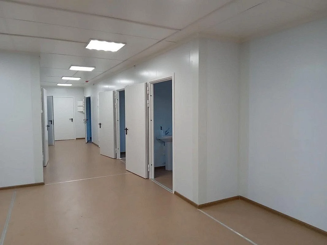 Завершен монтаж новой модульной врачебной амбулатории в Железнодорожном под Правдинском