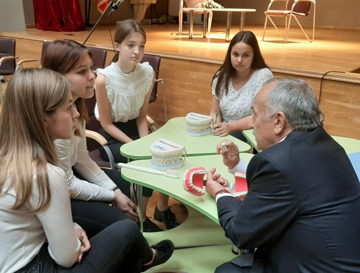 В старших классах лицея № 10 Советска прошли уроки гигиены полости рта