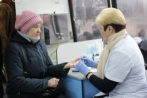 За четыре часа кровь на сахар проверили около трехсот жителей региона За четыре часа кровь на сахар проверили около трехсот жителей региона