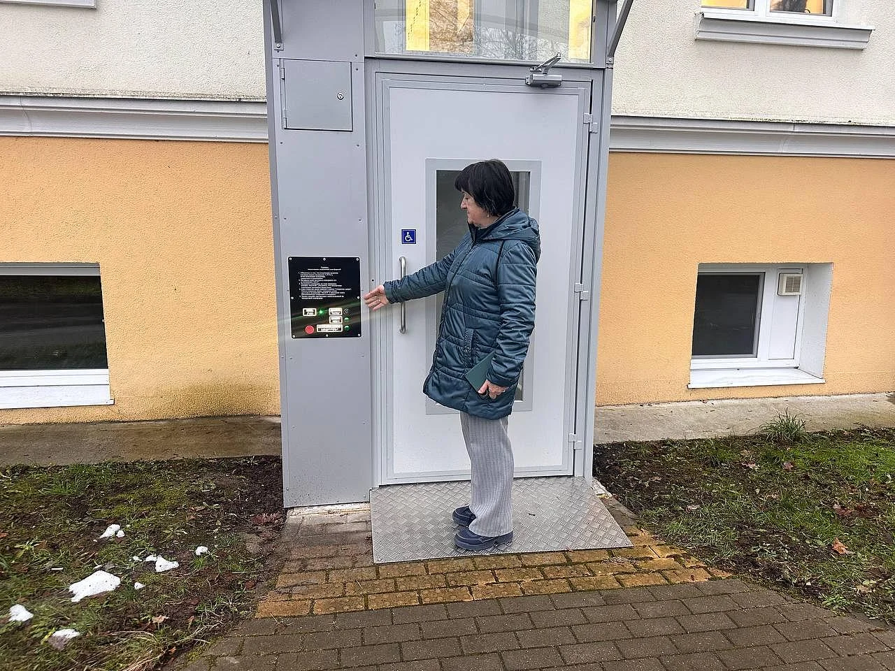 В поликлинике на Горького заработала новая подъемная платформа