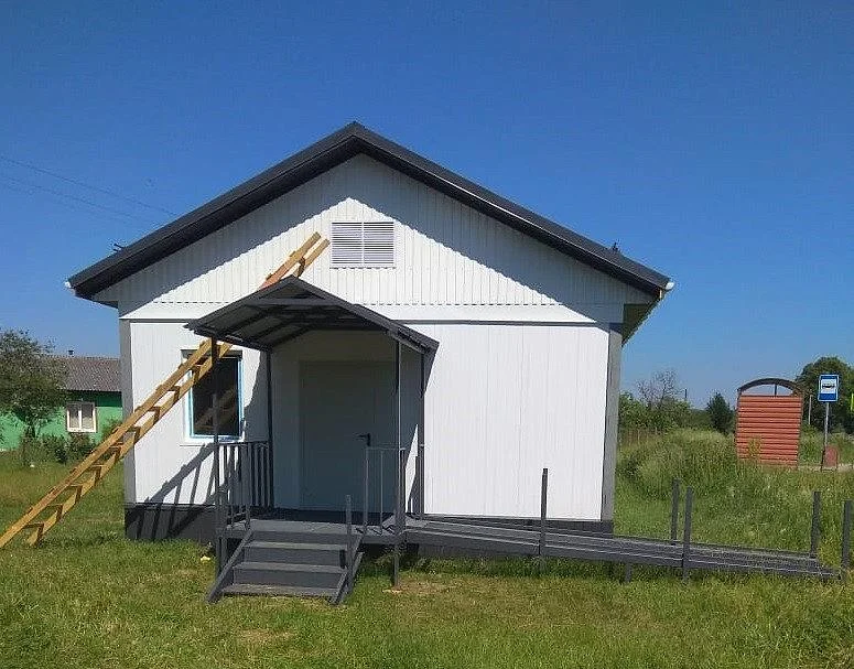 В поселке Ильичево под Полесском близится к концу установка нового фельдшерско-акушерского пункта В поселке Ильичево под Полесском близится к концу установка нового фельдшерско-акушерского пункта